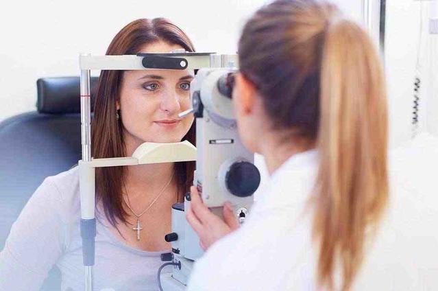 Junge Frau bei der Augenuntersuchung beim Kontaktlinsenspezialisten.
